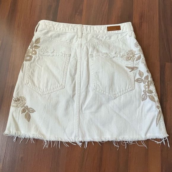 Abercrombie & Fitch White Mini Skirt with Tan Floral Embroidery - Picture 6 of 9